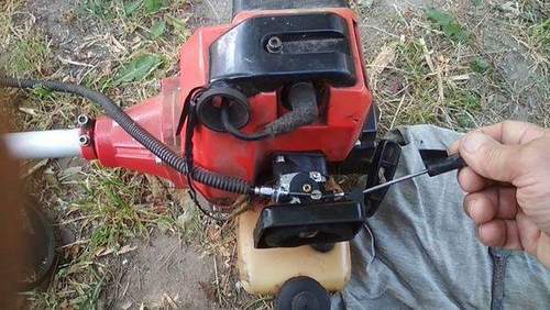 How to Adjust a Carburetor to a Huter Trimmer