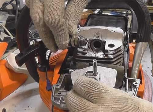 how to clean the chainsaw air filter