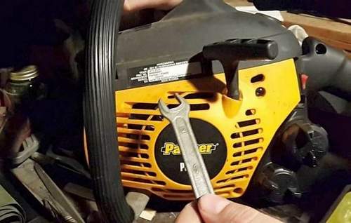how to disassemble the gas handle on a chainsaw