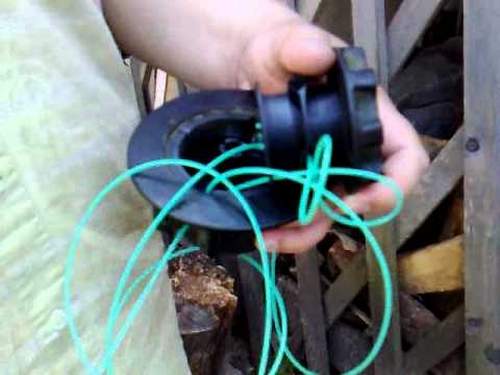 How to Insert a Fishing Line into a Trimmer