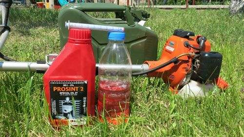 How to Make a Mixture For Lawn Mowers