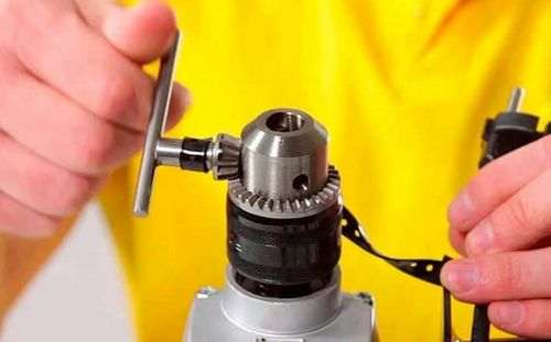 how to insert a drill into a screwdriver