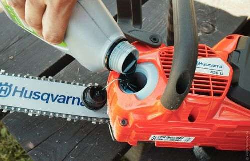 why does the oil run from the chainsaw