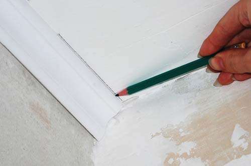 how to cut skirting boards on the ceiling with a miter box
