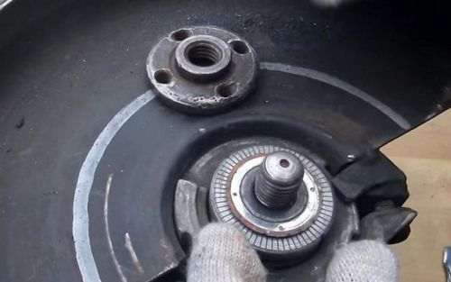 bit the disc on the angle grinder nut does not loosen