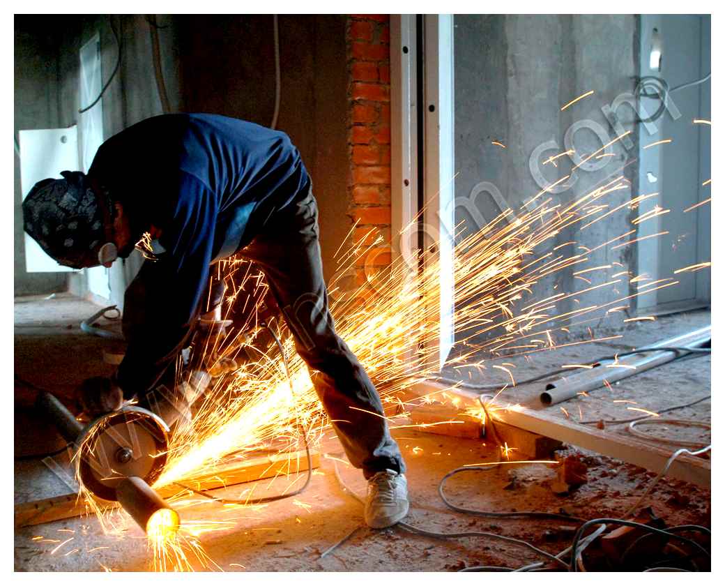 Metal cutting with an angle grinder